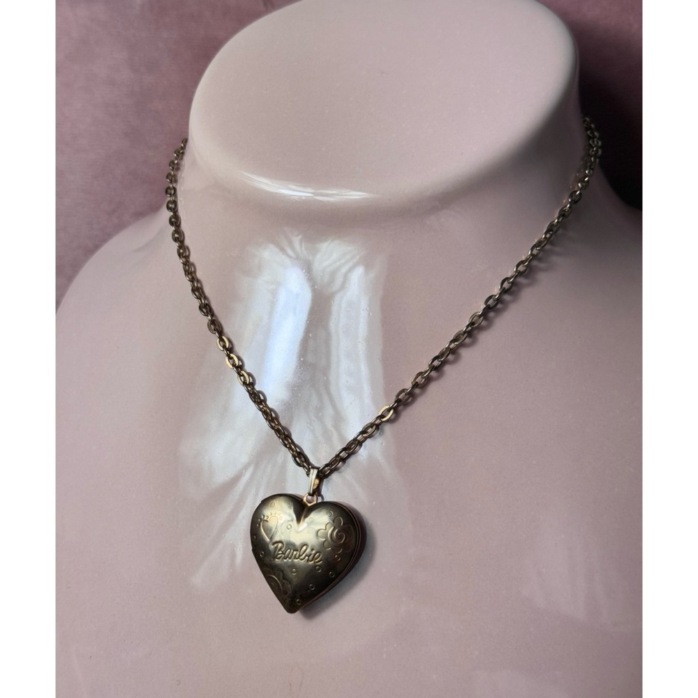 Vintage Gold Tone Barbie Etched Heart Locket Photo Pendant Chain Necklace Y2K